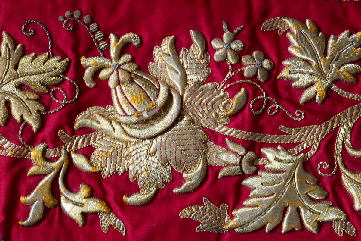 Détail de broderie métallique dorée sur carton - Cliché Marie-José Fischer Détail de broderie métallique dorée sur carton - Cliché Marie-José Fischer